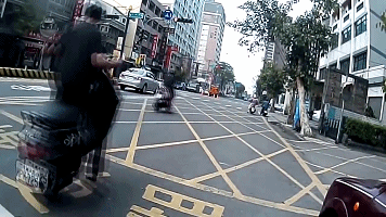 【全程高能】摩托车一言不合开飙,结果.......